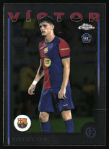 Pau Víctor FC Barcelona officiellt fotbollskort för samlare, Rookie Card (RC) i klassisk Barca-tröja.