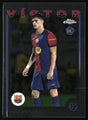 Pau Víctor FC Barcelona officiellt fotbollskort för samlare, Rookie Card (RC) i klassisk Barca-tröja.